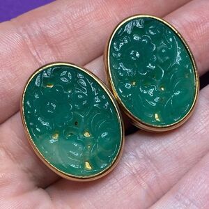 💛 Vintage Faux Carved Jade Molded Green Glass Clip On Earrings